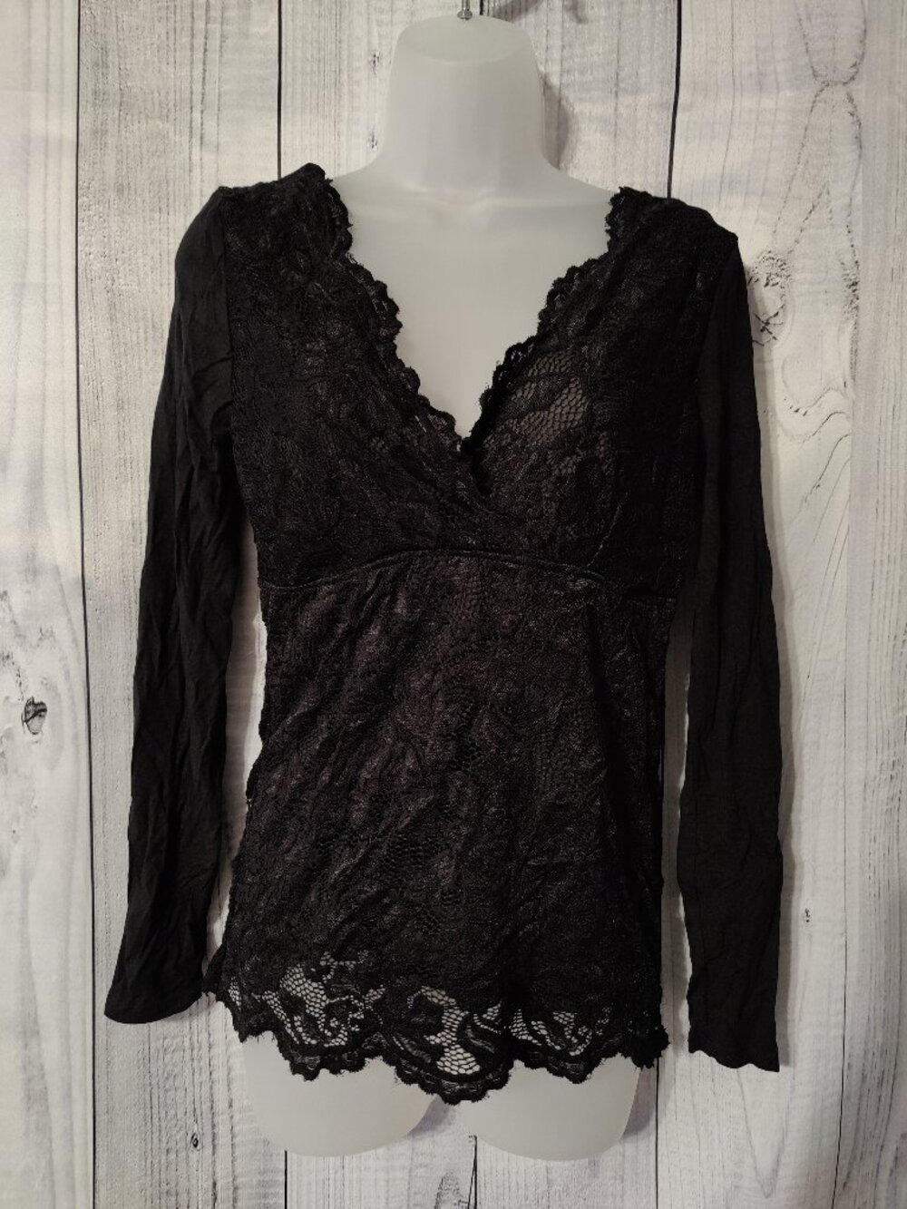 Red by BKE Floral Lace Long-Sleeve Top